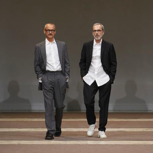 Viktor Horsting i Rolf Snoeren podczas finału pokazu haute couture jesień 2022 roku (Fot. Spotlight. Launchmetrics/Agencja FREE)