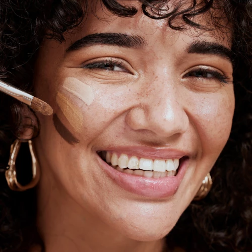 Poznaj kosmetyki wielofunkcyjne, które uczynią twoją rutynę pielęgnacyjną łatwiejszą. (Fot. PeopleImages/Getty Images)