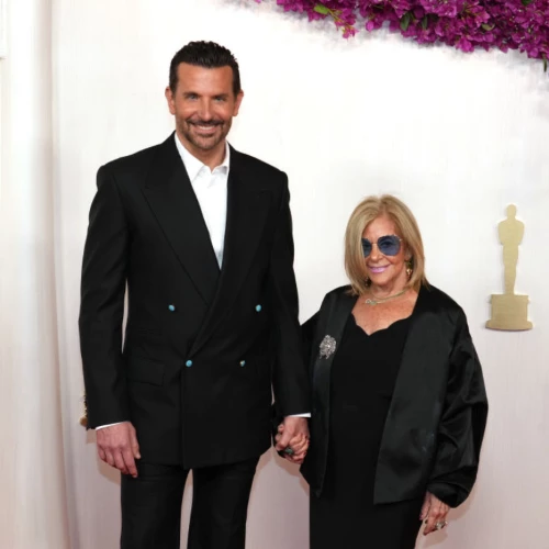 Oscary 2024: Bradley Cooper z mamą na czerwonym dywanie (Fot. Jeff Kravitz/FilmMagic/Getty Images)