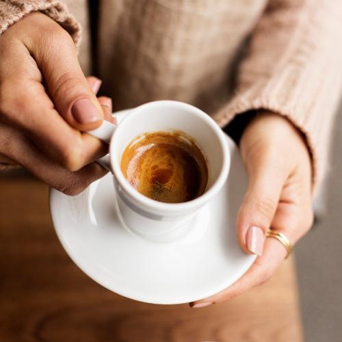 Ile kaw dziennie? Możemy pić nawet 3–5 espresso. Chyba że zafundujemy sobie jedną bardzo mocną kawę. (Fot. iStock)