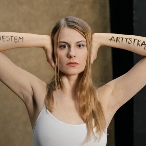 Dominika Kozłowska, aktorka, osoba niesłysząca, jedna z bohaterek kampanii „Jestem artystą!” (Fot. Renata Dąbrowska)