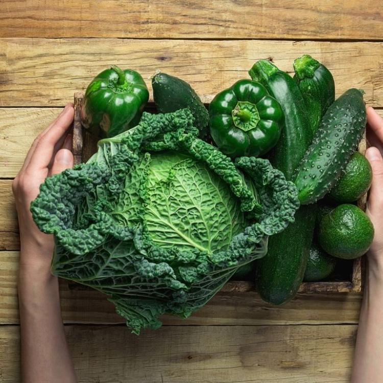 Jeśli chcesz uchronić się przed przeziębieniem, to postaw na zielone warzywa i owoce. (Fot. iStock)