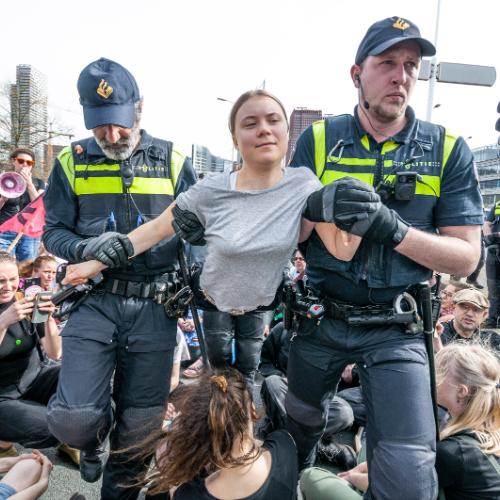 Greta Thunberg zatrzymana w czasie protestu na autostradzie w Holandii, 6 kwietnia 2024 (Fot. Charles M. Vella/Forum)