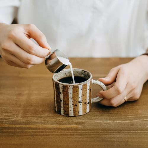Połączenie białka w mleku i przeciwutleniaczy w kawie sprawia, że ​​komórki odpornościowe są dwukrotnie skuteczniejsze w walce ze stanami zapalnymi. (Fot. 	d3sign/Getty Images)
