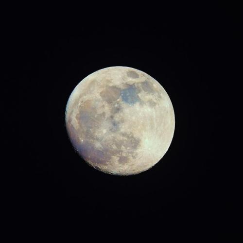 Według starożytnej astrologii urodzonym w poniedziałek patronuje Księżyc. (Fot. iStock)
