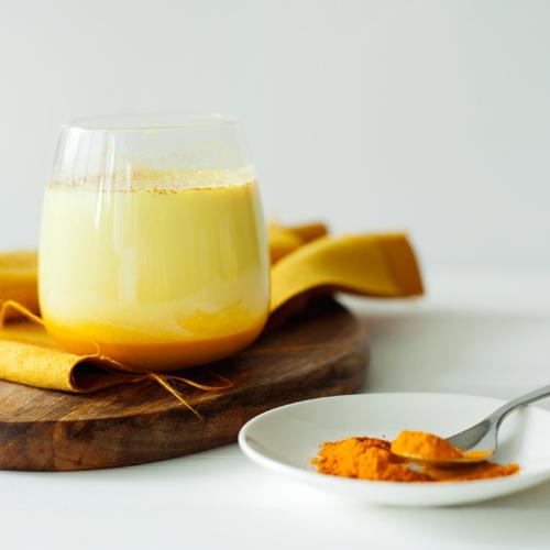 Golden milk to napój o właściwościach przeciwzapalnych (Fot.  iStock)