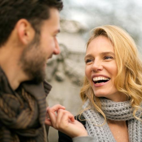 Przyjaźń między kobietą a mężczyzną, gdy jest szczera i przypieczętowana świetnym seksem, po prostu nie może nie zmienić się w coś więcej. (Fot. iStock)
