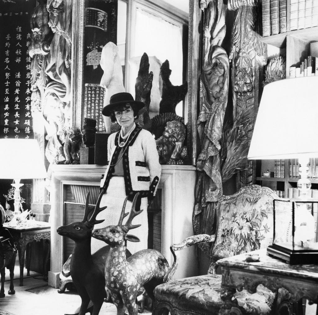 Coco Chanel sfotografowana w swoim apartamencie w hotelu Ritz w Paryżu, 1965 rok. (Fot. GRANGER/Granger History Collection/Forum)