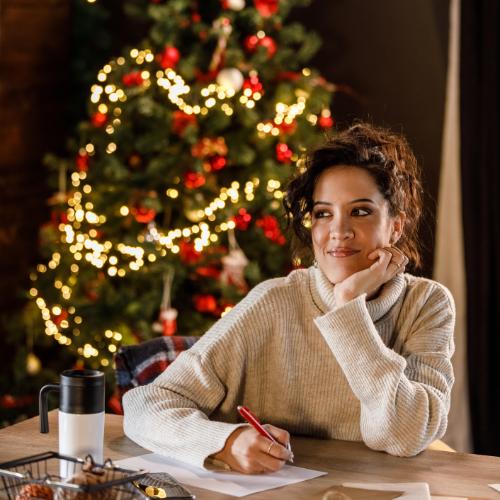 Życzenia świąteczne z fragmentami wierszy to piękny sposób na wyrażenie uczuć (Fot. Getty Images)