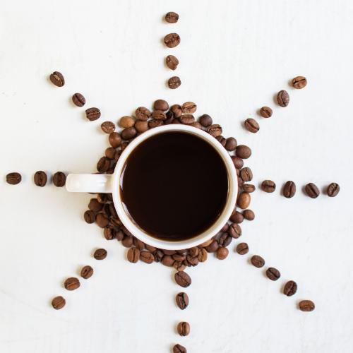 Kawa zawiera dwa razy więcej kofeiny niż herbata. (Fot. iStock)