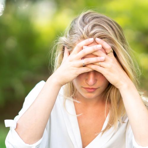 Na migrenę choruje dwa razy więcej kobiet niż mężczyzn. (Fot. iStock)