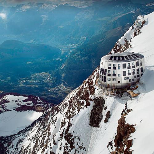 Ultranowoczesne ekologiczne schronisko Refuge du Goûter powstało na zboczu Mont Blanc, na wysokości 3835 m n.p.m., w 2014 roku, a jego budowa kosztowała 8,5 mln euro. Pomieści 120 osób. (fot. East News)