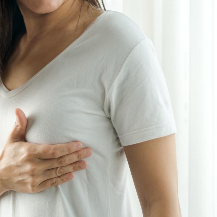 Menopauza a ból piersi – czy w okresie przekwitania mogą boleć piersi? Oczywiście! (Fot. iStock)