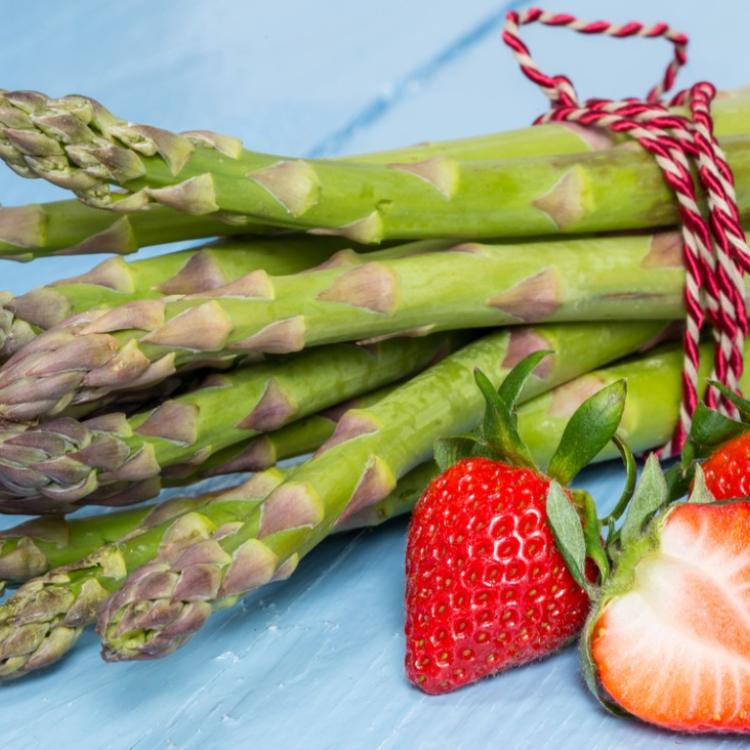 Z truskawek i szparagów można przygotować pyszną sałatkę lub inne nietypowe danie (fot. iStock)