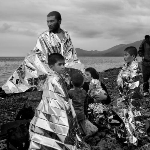 </a> „Kryzys uchodźczy”, Grecja (2015) – dwie rodziny z Afganistanu odpoczywają na wybrzeżu greckiej wyspy Lesbos, fot. MACIEK NABRDALIK