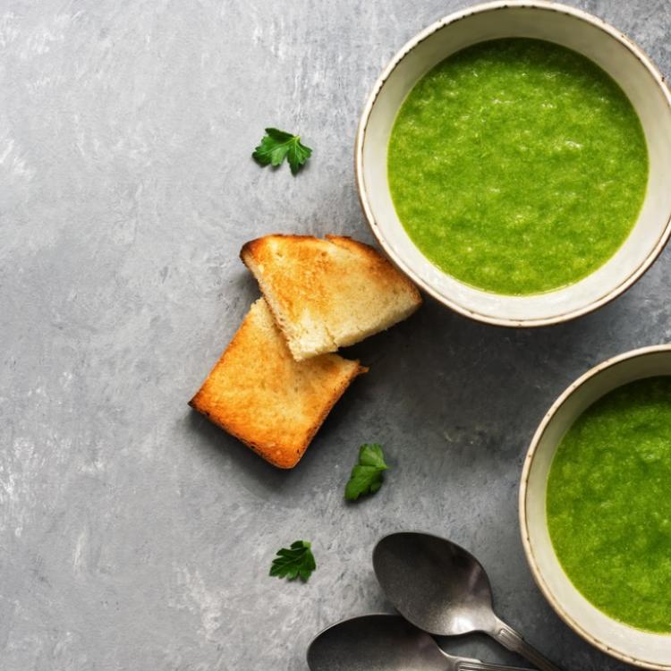 Szybki sposób na ugotowanie smacznej zupy szparagowej (fot. iStock)