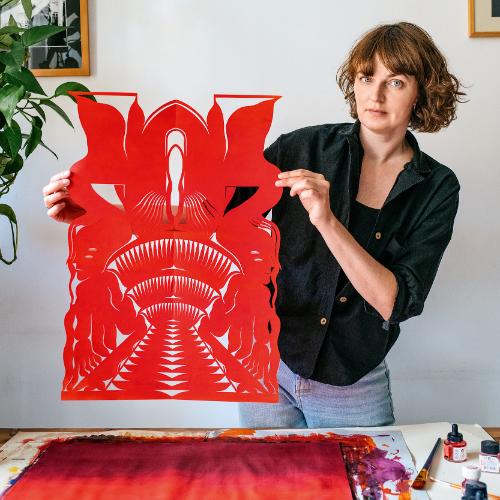 Agata Marchlewicz prezentuje pracę „Upały”. U dołu samodzielnie barwiony przez nią papier (Fot. Aga Bilska)
