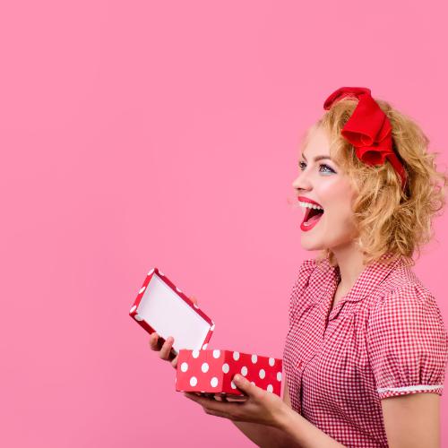 Kosmetyki na prezent – kobieta z prezentem (Fot. materiały partnera)