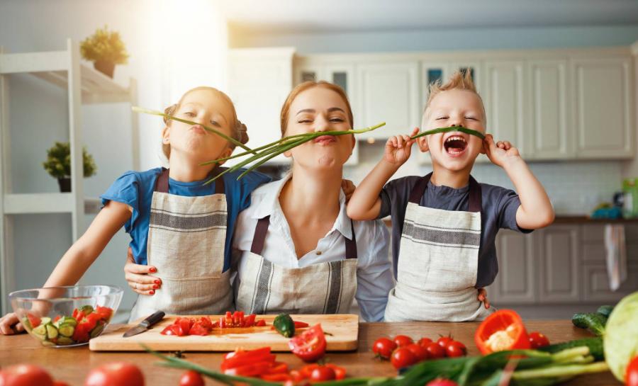 </a> Wypracowanie zdrowych nawyków żywieniowych przychodzi łatwiej, gdy angażuje się w to cała rodzica (fot. iStock)
