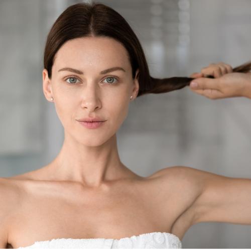 Naturalny olej do włosów możesz wykonać sama. Odpowiednio dobrane składniki przyniosą doskonałe efekty. (fot. iStock)