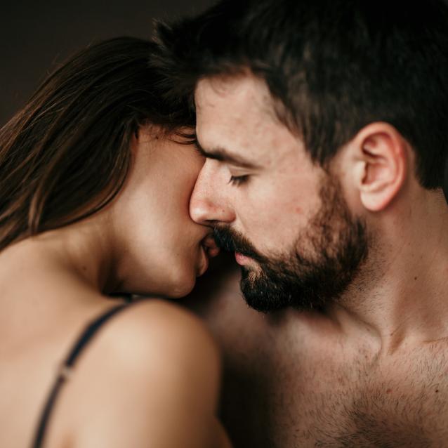 Bezcennym odkryciem na drodze do jakościowego seksu jest odnalezienie uważności i świadomości w seksie – być obecnym i czuć, że druga osoba też to czuje. (Fot. iStock)