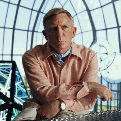 Daniel Craig jako detektyw Benoit Blanc w filmie „Glass Onion: Film z serii »Na noże«” z 2022 roku (Fot. materiały prasowe Netflix)