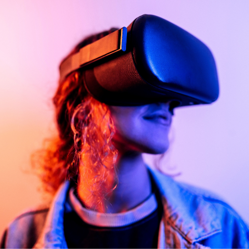 Technologia VR z powodzeniem może wspierać terapię. (Fot. Pekic/Getty Images)