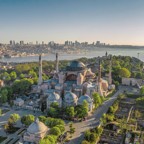 Widok na Stambuł i cieśninę Bosfor od strony meczetu Hagia Sophia (Fot. Türkiye Tourism Promotion and Development Agency)