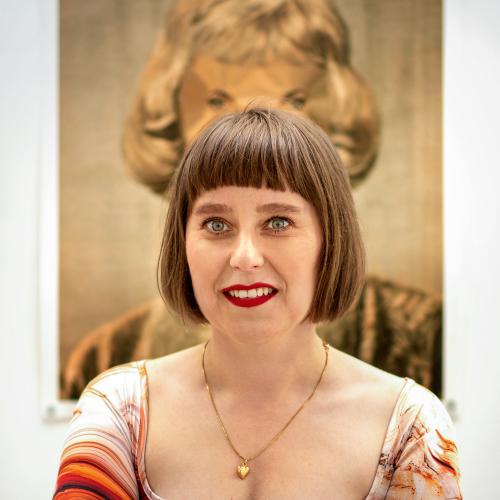 Mirella von Chrupek pozująca na tle jednej z pracz serii „Beautiful Aliens” (Fot. Pete Purnell)