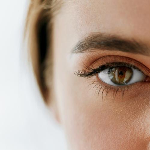 Nasze oczy coraz częściej słabną, bolą nas i pieką. Nadwątlony wzrok można jednak zrehabilitować. (Fot. iStock)