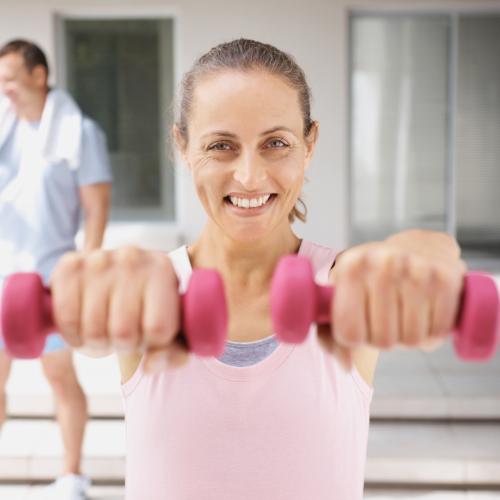 Ćwiczenia oporowe są niezbędnym elementem profilaktyki osteoporozy. (Fot. Getty Images)