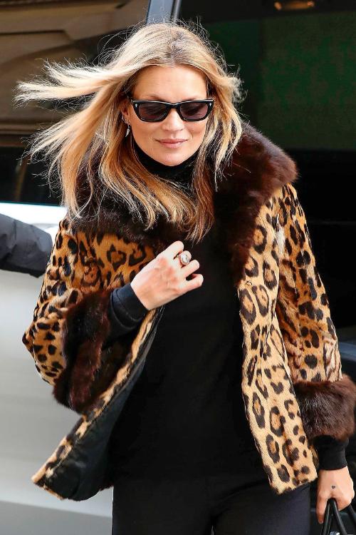 Kate Moss podczas paryskiego tygodnia mody w 2018 roku. (Fot. BEW)