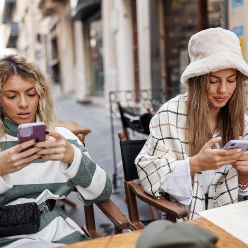 Jeśli podczas spotkania ze znajomymi sprawdzasz social media zamiast rozmawiać, czas zastanowić się, czy nie dotyczy cię uzależnienie (Fot. iStock)