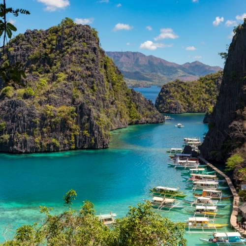Dziesiątki krasowych wysepek porozrzucanych na spokojnych wodach zatoki Bacuit, na północnym zachodzie filipińskiej wyspy Palawan tworzą niesamowity archipelag, pełen rajskich plaż i tajemniczych lagun. (Fot. iStock)