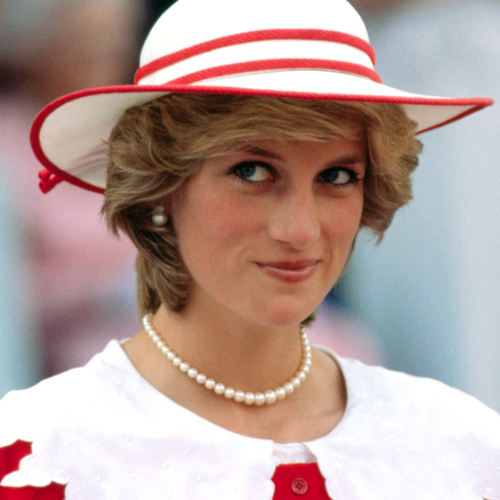 Dla jednych księżna Diana była jedyną ludzką twarzą rodziny królewskiej, dla innych ikoną mody, jeszcze inni hołubili jej osobisty urok i ciepło, którym potrafiła obdarować każdego. (Fot. materiały prasowe)