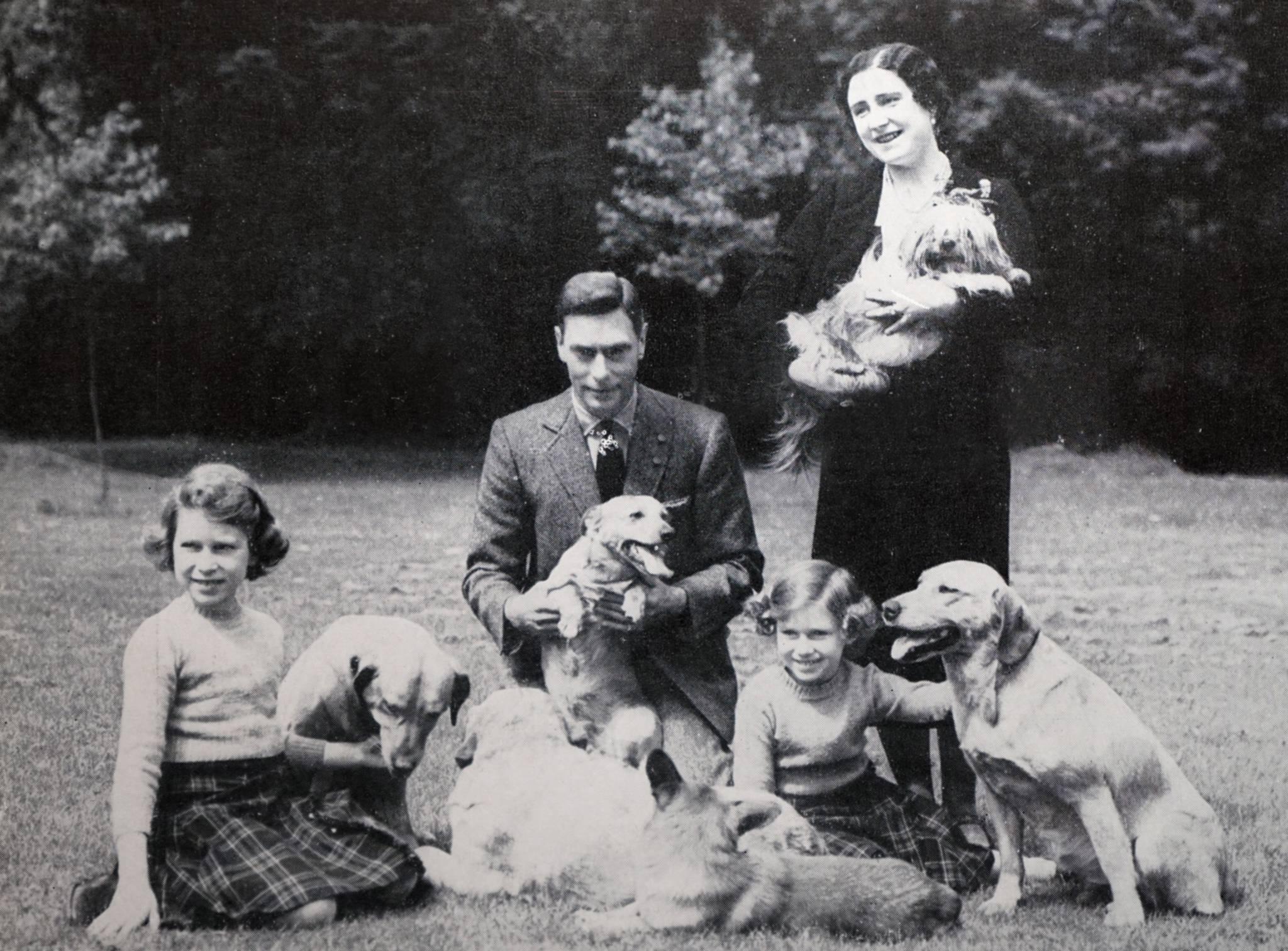 Członkowie rodziny królewskiej nazywają swoją familię „Firmą”. Na zdjęciu król Jerzy VI Windsor, Królowa Matka oraz ich córki - Elżbieta i Małgorzata. (Fot. BEW Photo)