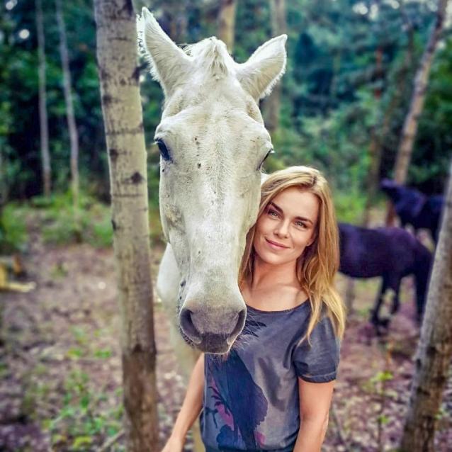 Magda Pawlak: „Obserwując konie, można zrozumieć wiele zjawisk w otaczającym świecie. Na przykład to, że wolność jest największą wartością”. (Fot. Ela Borsuk)