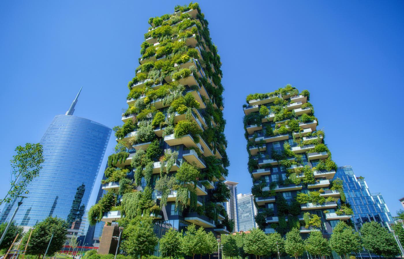 Vertical Forest w Mediolanie to wyjątkowe założenie urbanistyczne. Na każdym balkonie każdego z dwóch wieżowców znajdują się donice, w których posadzono  drzewa, krzewy i byliny o łącznej powierzchni ponad 20 tysięcy m². Rośliny dobrano tak, aby jak najlepiej wykorzystać nasłonecznienie w danym miejscu, dzięki czemu zmaksymalizowano produkcję tlenu i pochłanianie dwutlenku węgla. (Fot. iStock)