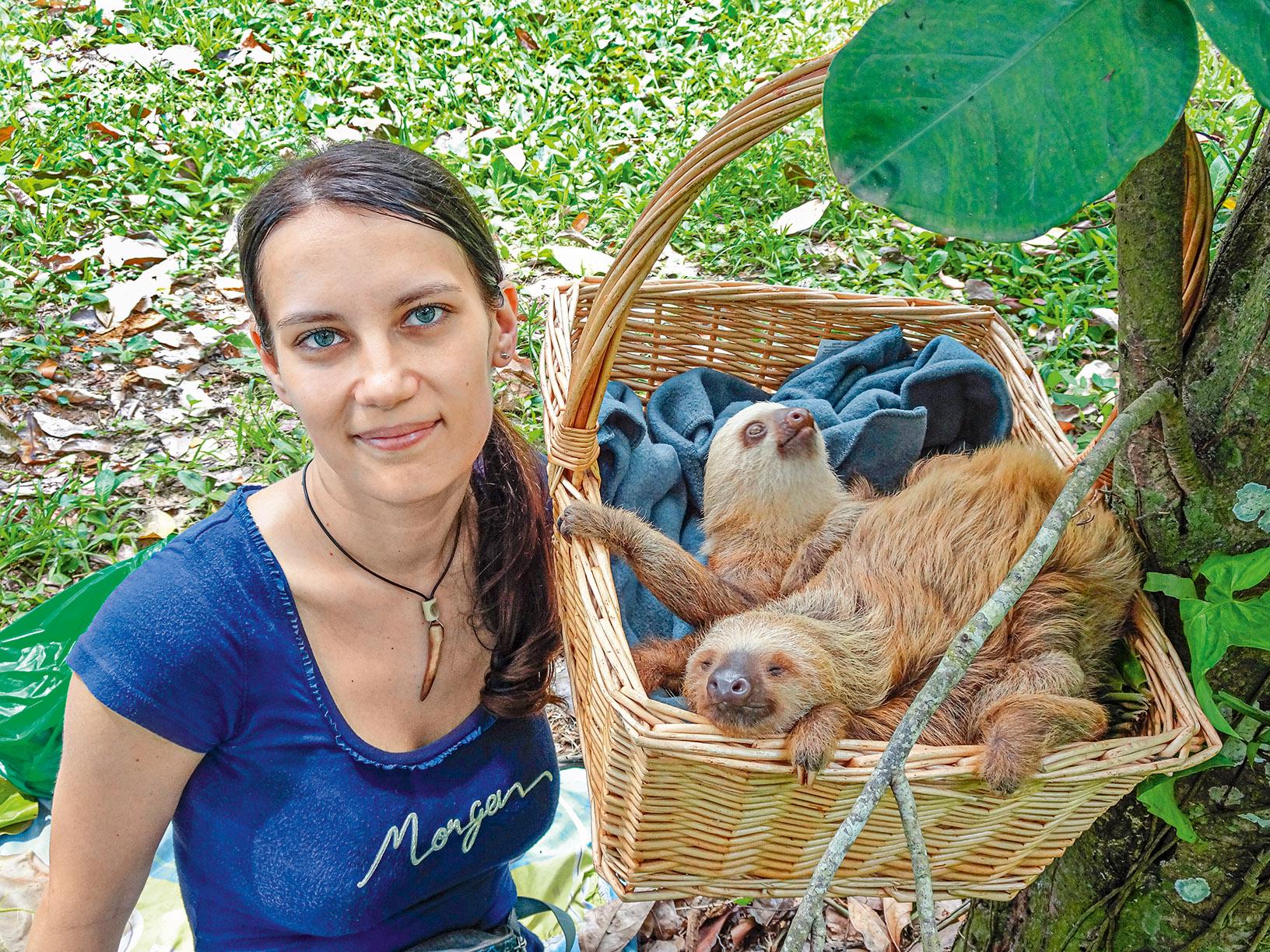 Małgorzata Zdziechowska z osieroconymi leniuchowcami w ośrodku dla zwierząt na Kostaryce. (Fot. archiwum prywatne Małgorzaty Zdziechowskiej)