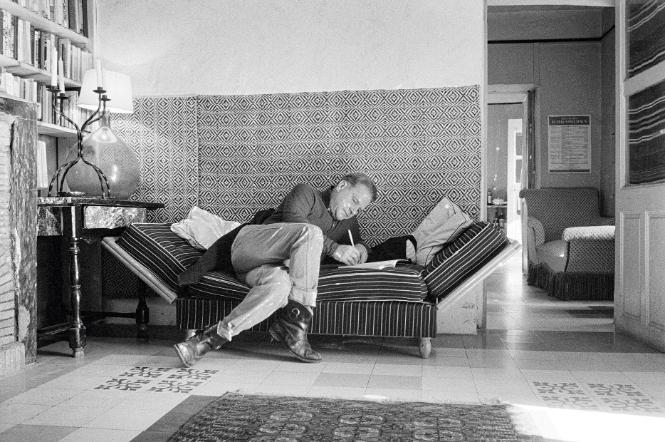 Lawrence Durrell w swoim domu w Sommière w Langdewdocji (1960). (Fot. Getty Images)