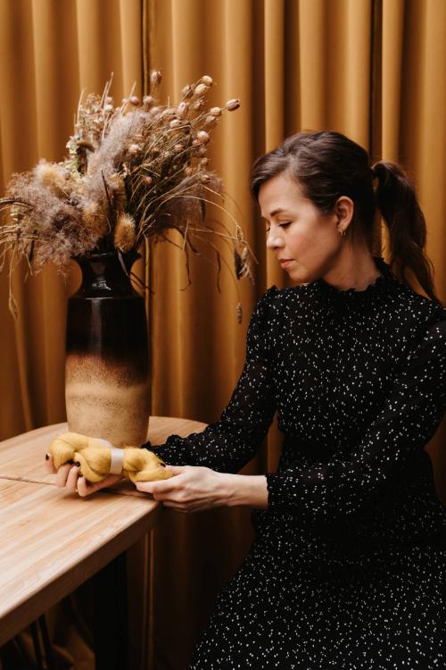  Maria Boczar, pomysłodawczyni i twórczyni „Czułych tkanek” – przestrzeni dla kobiet do kreatywnego wyrażania siebie. Prowadzi dziewczyńskie warsztaty tkackie, współorganizuje kilkudniowe wyjazdy łączące tkanie, jogę, medytację oraz bycie w bliskości z naturą. Instagram: @czuletkanki. (Fot. Agnieszka Sopel)