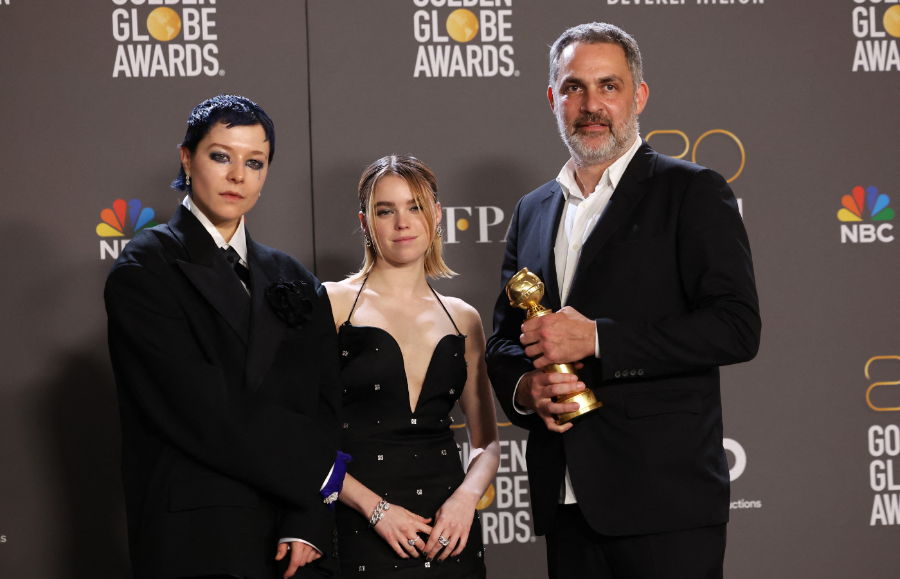 Aktorki Emma D’Arcy i Milly Alcock oraz reżyser Miguel Sapochnik („Ród smoka”) z nagrodą dla najlepszego serialu (Fot. Mario Anzuoni/Reuters/Forum)