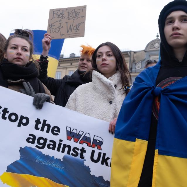Kraków, 27 lutego 2022. Manifestacja przeciwko wojnie na Ukrainie (Fot. Wojciech Grabowski/Forum)