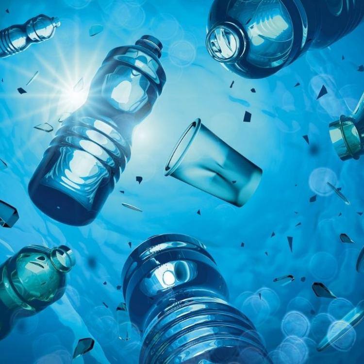 Co roku do oceanu wlatuje 8 milionów ton plastikowych odpadów. (Fot. iStock)