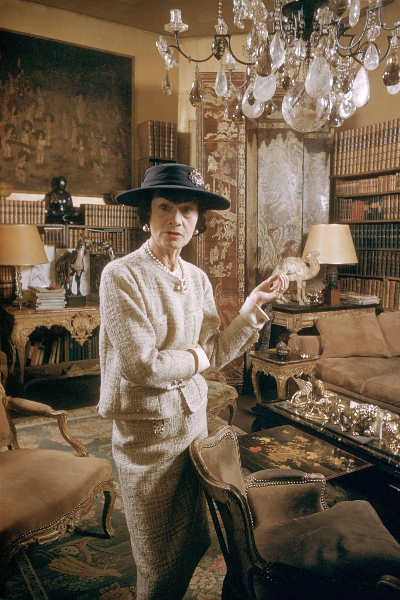  Coco Chanel koło 1959 roku w swoim apartamencie w Paryżu. (Fot. Getty Images)