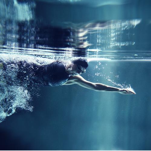 Jakie korzyści przynosi pływanie? Jakie są zalety i efekty tej aktywności? (Fot. iStock)