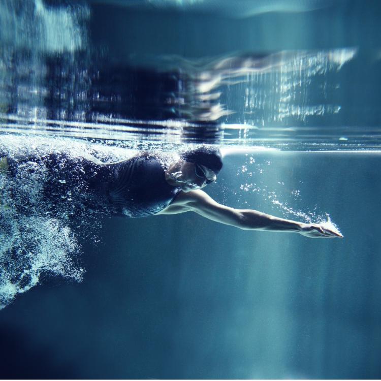 Jakie korzyści przynosi pływanie? Jakie są zalety i efekty tej aktywności? (Fot. iStock)