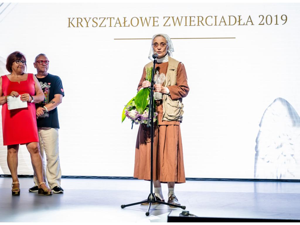  Nagrodę siostrze Małgorzacie Chmielewskiej wręczyli Jurek Owsiak z żoną Lidią Niedzwiedzką-Owsiak. (Fot. sportografia.pl)