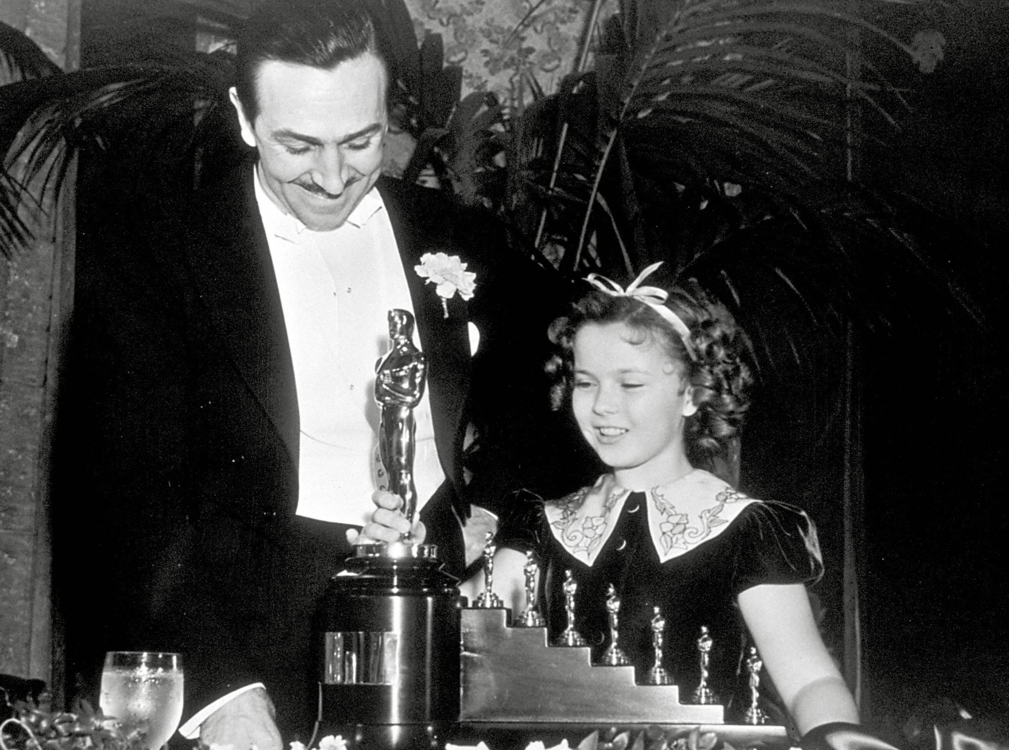 Walt Disney i Shirley Temple na gali wręczenia Oscarów w 1939 roku. Producent otrzymał statuetkę za swój pierwszy pełnometrażowy film, „Królewna Śnieżka i siedmiu krasnoludków”. (Fot. BEW Photo)