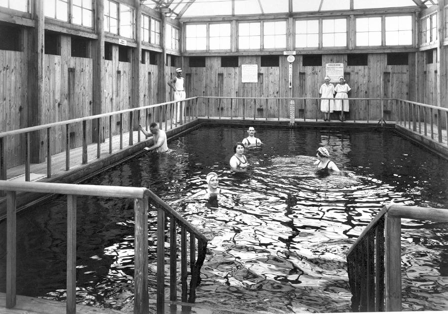 Grupa kuracjuszy podczas kąpieli w krytym basenie solankowo-termalnym, Ciechocinek, 1936 r. (Fot. ze zbiorów NAC)